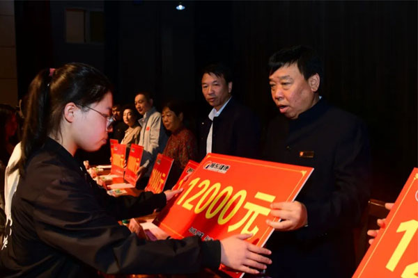 ÐÂÆÏÌÑ8883¹ÙÍø¼¯ÍÅÏòÊÜÖúѧ×Ó·¢·Å×ÊÖú½ð ÐÂÆÏÌÑ8883¹ÙÍø¼¯ÍÅÏòÊÜÖúѧ×Ó·¢·Å×ÊÖú½ð